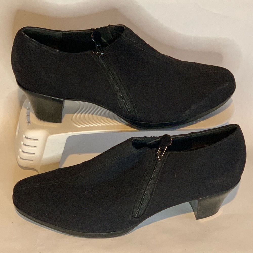 MUNRO AMERICAN BLACK SOFT SUEDE LEATHER 7.5 M